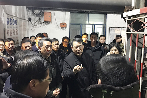 国家安全监管总局局长杨焕宁、国家煤矿安监局局长黄玉治在事故井口现场勘查。图片来源:国家安监总局网站。