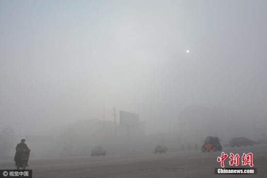 2016年12月4日10时许,河北省邯郸市肥乡区城区被雾霾“封锁”,据中国环境监测总站10时许发布数据显示,邯郸地区空气质量指数为398严重污染。图片来源:视觉中国
