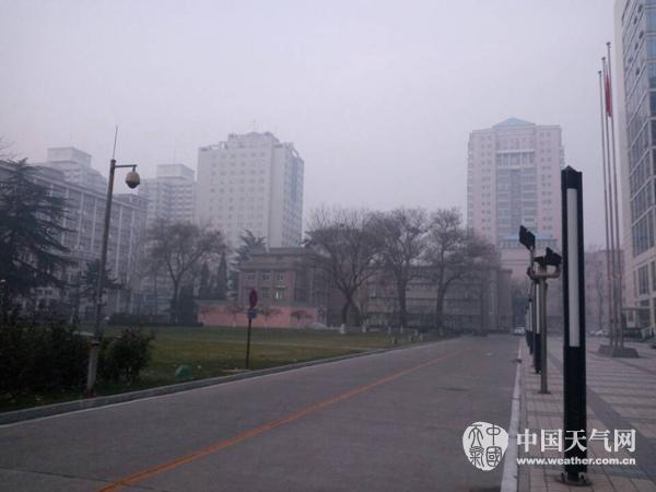 今天，北京海淀区天空一片灰霾，能见度差。