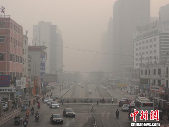 5日上午，郑州上空灰蒙蒙一片，高层建筑在空中若隐若现。 韩章云 摄