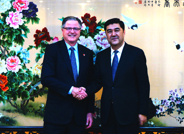 努尔·白克力会见美国雪佛龙公司董事长