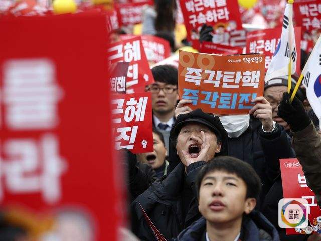 12月3日，韩国民众在首尔光化门前广场举行集会，要求朴槿惠总统下台。（新华/美联）