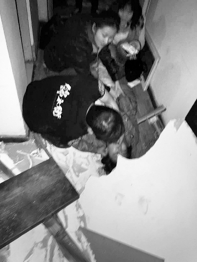 孙女士(图中躺地者)指东方华翰一名陈姓中介人员将她推倒在地导致流产
