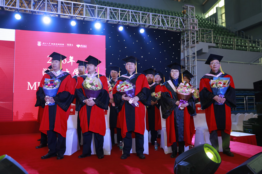2、1990年代湖南大学毕业证：1991年以前本科毕业证和学位证是一起的吗？