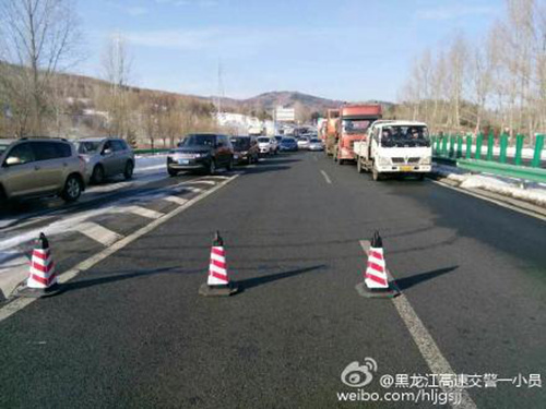 昨天，黑龙江气温低迷，哈牡高速路上积雪难以融化。图片来源@微博网友