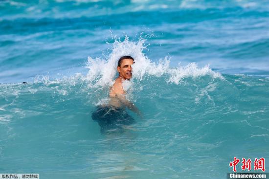 资料图：美国总统奥巴马携家人赴夏威夷度假期间，在海中游泳悠闲自在。