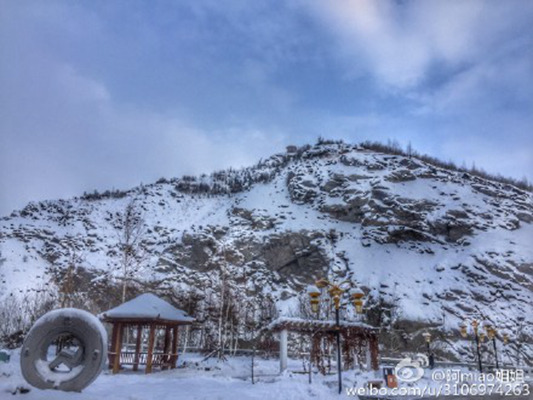 3日,阿勒泰地区仍有积雪。图片来源:微博网友