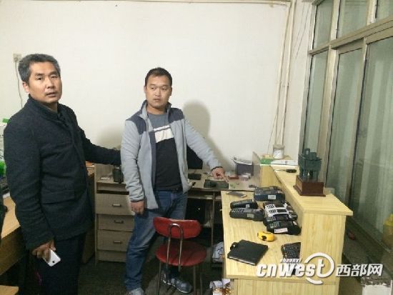 警方抓获嫌犯,并在其住处现场搜出银行卡193张、POS机59台。