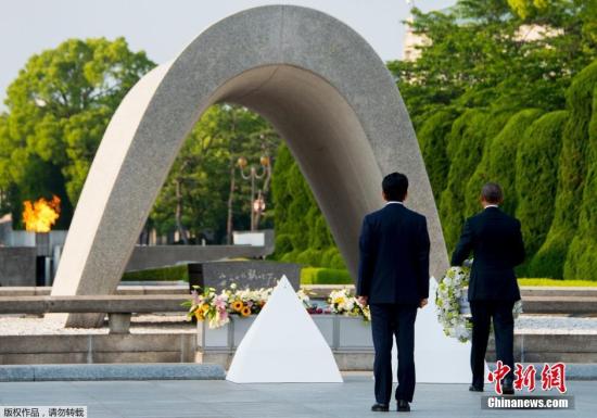 当地时间5月27日,美国总统奥巴马乘直升机抵达日本广岛和平纪念公园附近,展开对和平纪念公园的访问并献上花环。