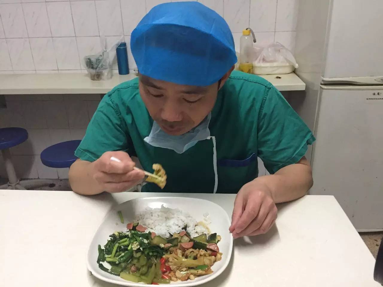 左右开弓用棉签吃饭、用针线缝葡萄皮 ......他这是在干啥