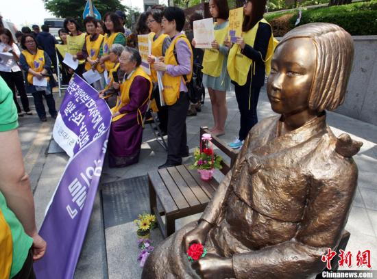 资料图：位于韩国首尔的慰安妇少女像