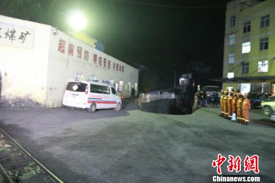 遇难矿工人数上升为7人 张振 摄