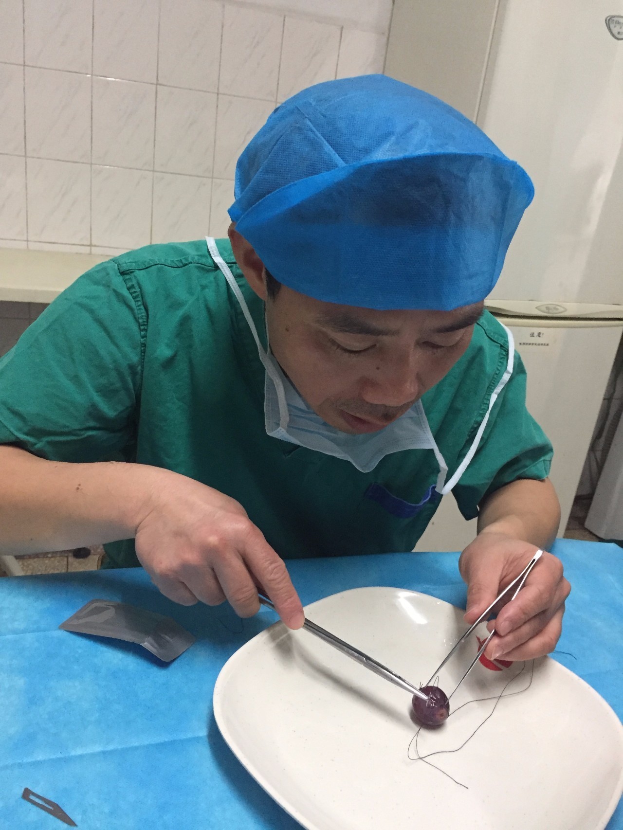 左右开弓用棉签吃饭、用针线缝葡萄皮 ......他这是在干啥