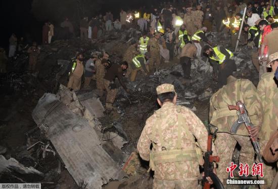 巴基斯坦国际航空公司一架客机当地时间12月7日下午在该国北部赫韦利扬地区坠毁。图为飞机失事地现场。
