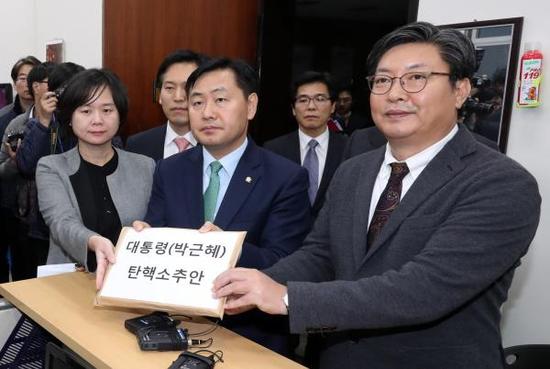 资料图：韩国在野党提交弹劾朴槿惠议案