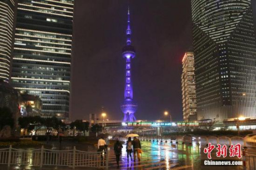 资料图：上海东方明珠夜景。图片来源：CFP视觉中国