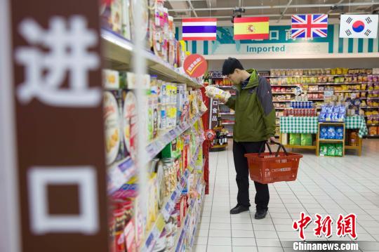 山西太原,民众在挑选进口食品。张云 摄