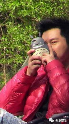 杨幂贴小糯米名字明星手机壳信息量好大