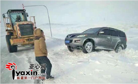 新疆克拉玛依市开往额敏越野车滑下路基 铲车