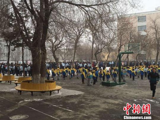 地震发生后，乌鲁木齐市第60中学的学生被紧急疏散到操场上。 许丽 摄