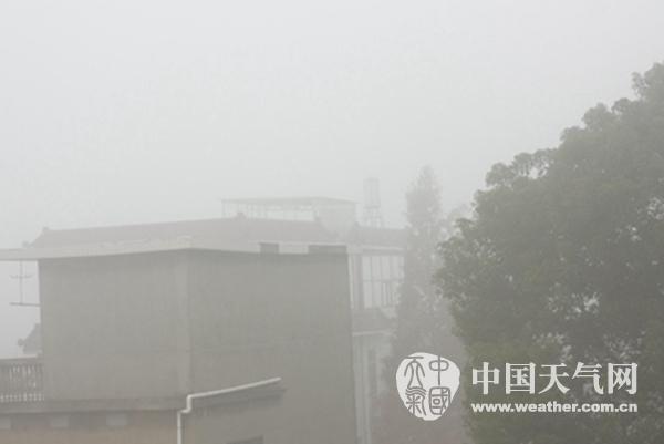 大雾持续扰江西部分路段封闭 今明天雾霾持续