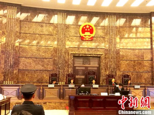 4月26日上午,最高人民法院公开开庭审理再审申请人迈克尔·乔丹与被申请人国家工商行政管理总局商标评审委员会、一审第三人乔丹体育股份有限公司10件商标争议行政纠纷系列案件。图为庭审现场。张尼 摄