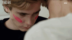 第一次接吻没成功,even又来邀请isak参加另一个聚会.