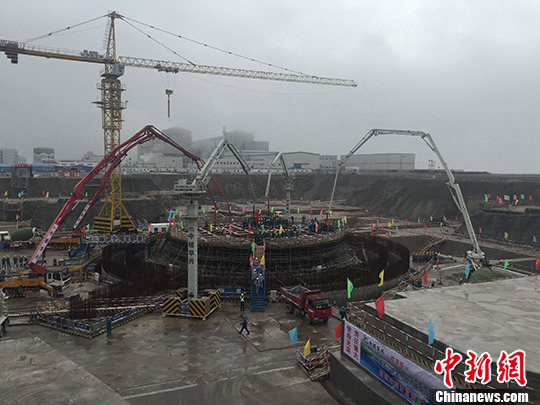 资料图:华龙一号示范机组防城港核电站3号机组正在浇筑混凝土。 李敏军 摄