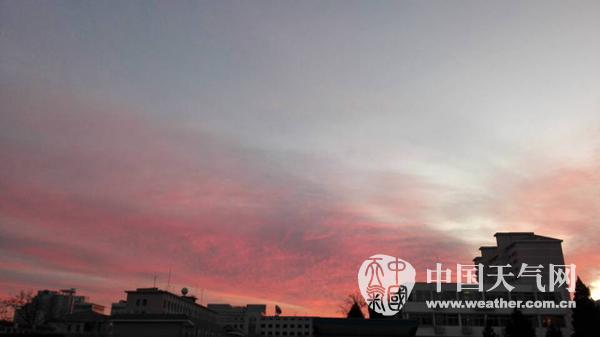 今晨7时左右，北京海淀仍有微风，能见度高。张辉 摄