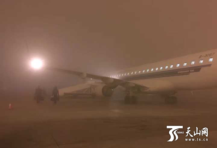 乌鲁木齐大雾弥漫 机场滞留旅客5400人