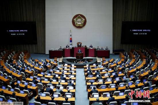 当地时间12月9日下午3时，韩国国会在全体会议上表决总统朴槿惠弹劾案。最终以234票赞成，通过弹劾案。