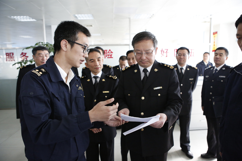 濮宣/摄 12月7日,海关总署副署长,政治部主任胡伟到黄埔海关调研