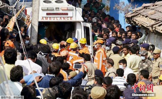 　当地时间12月9日，印度海德拉巴一座在建的七层楼倒塌，约有10到12人被困废墟，目前已发现三具遇难者遗体。