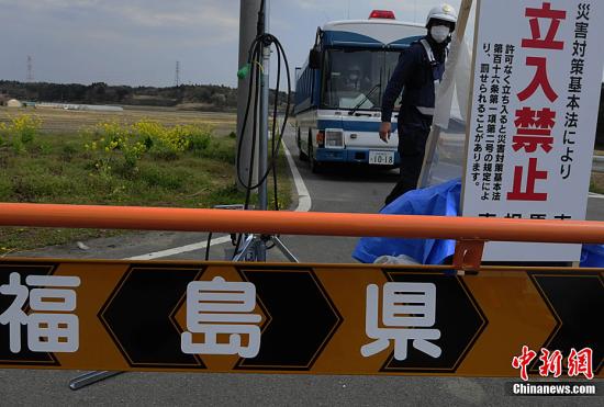 资料图：此前，记者驱车直抵日本“3.11”地震海啸引发核危机的南相马市原町福岛核电站外二十公里警戒线。日本警方调集各地精锐部队严密把守路口，周围居民多拖家带口外出避难，这一带几乎变成无人区。中新社记者 贾国荣 摄