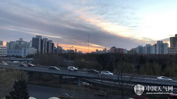 昨天早晨，北京晴空万里，出现了“火烧云”。陈曦 摄