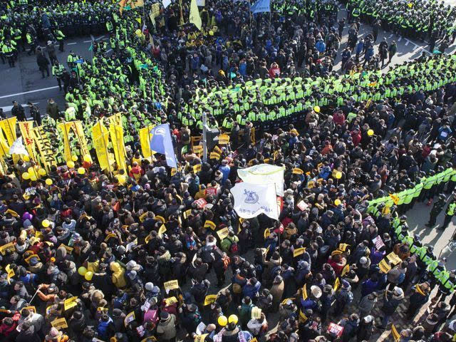 国会大厦外，警察与抗议群众对峙着。（新华/法新）