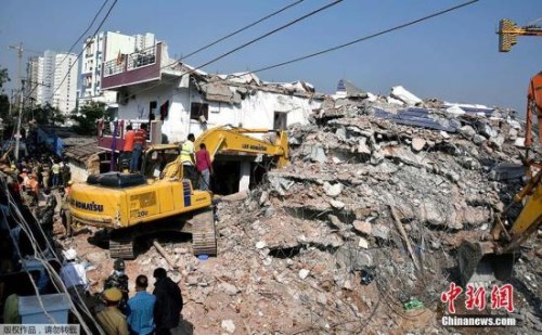 当地时间12月9日，印度海德拉巴一座在建的七层楼倒塌，约有10到12人被困废墟，目前已发现三具遇难者遗体。