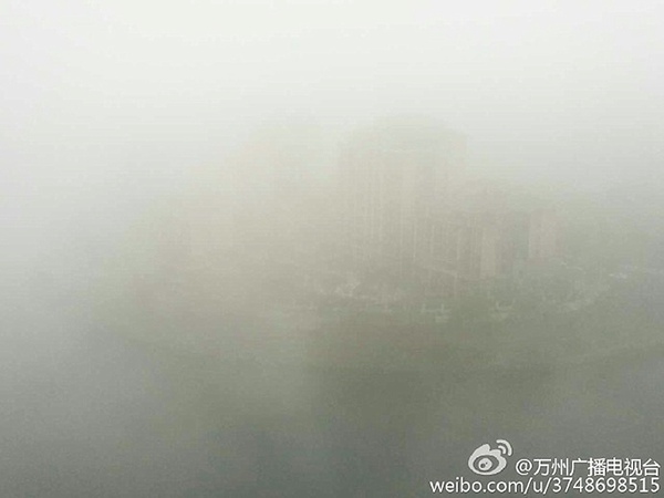 4日起，重庆连续多天被雾笼罩，昨天万州城区雾气弥漫，景物难分辨。图片来源@微博
