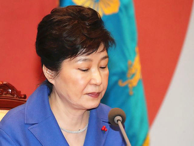 12月9日，韩国总统朴槿惠在内阁紧急会议上发表讲话。（新华/路透）