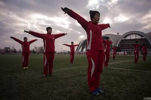 平壤国际足球学校的女生参加训练。