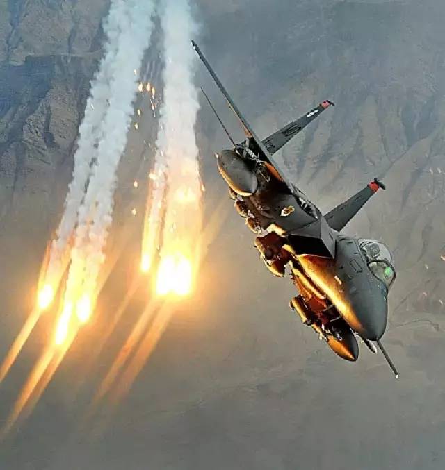  F-15发射红外干扰弹（资料图）