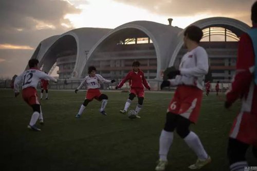平壤国际足球学校的女生参加训练。