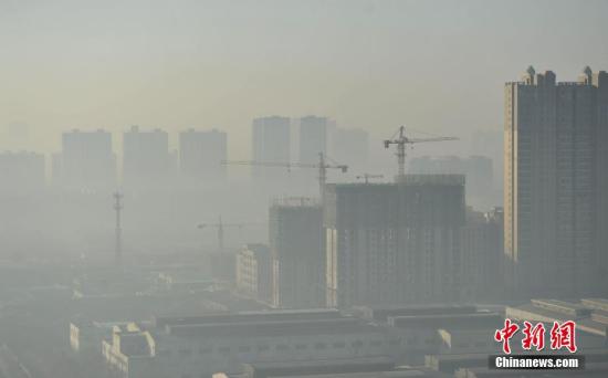 12月1日,河北省分区启动区域红色(Ⅰ级)应急响应和区域橙色(Ⅱ级)应急响应,这也是河北首次启动区域红色应急响应。据河北省大气污染防治工作领导小组办公室介绍,本次重污染过程预计出现在12月2日至4日。图为1日早上8点左右的石家庄街头,在建楼盘被雾霾笼罩。 <a target=\'_blank\' href=\'http://www.chinanews.com/\'>中新社</a>记者 翟羽佳 摄