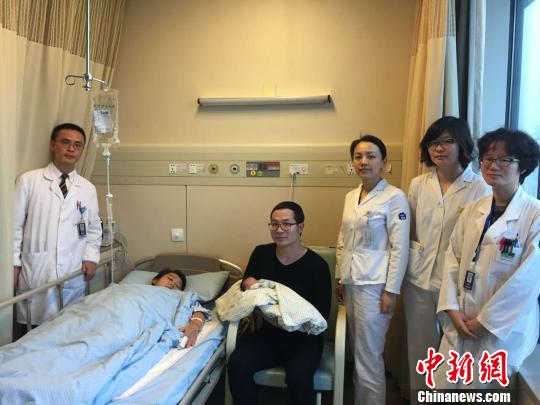 苏伟平全家和产科医护人员。　浙二医院　摄