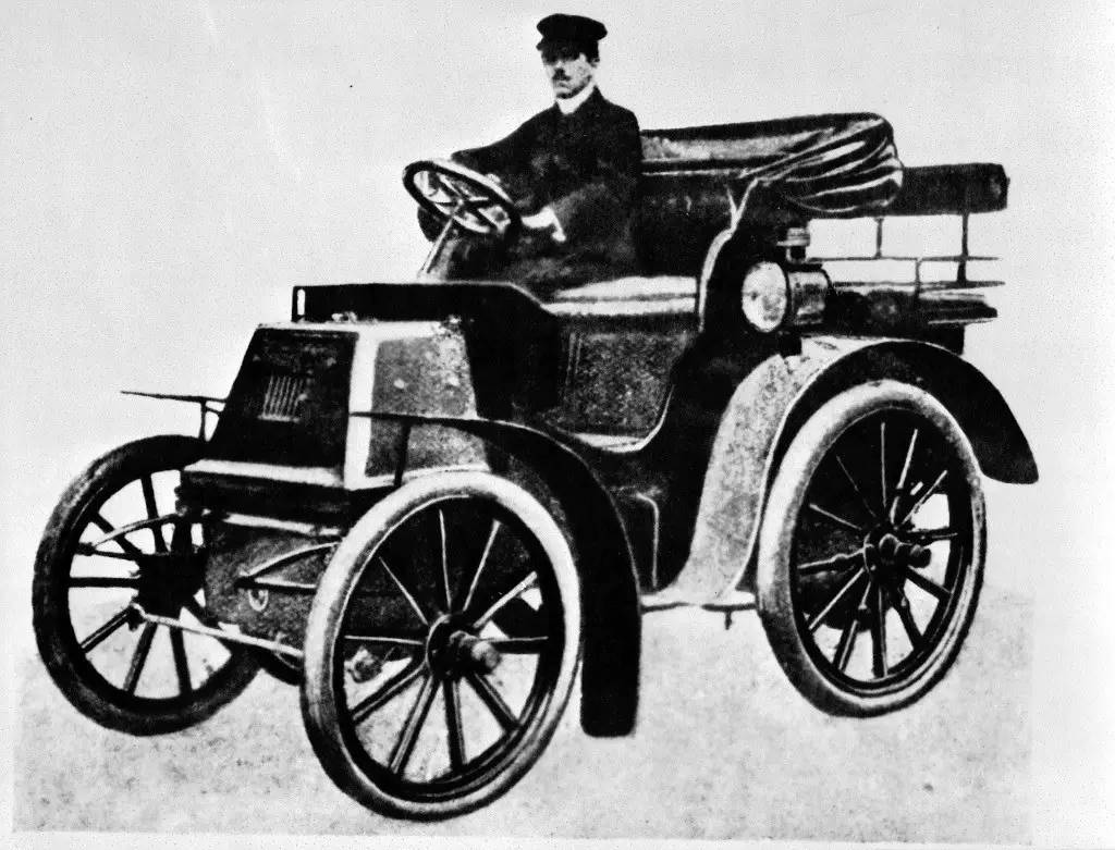1900年的戴姆勒车和现在的车有何不同