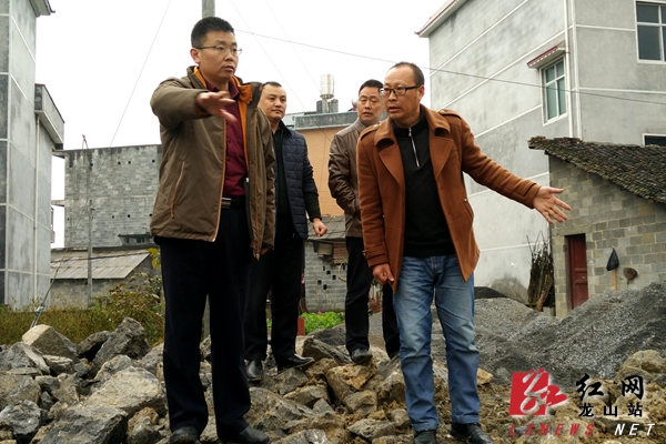 向春雷)12月13日,湖南省龙山县委副书记陈忠耀带领县委办,县民宗局等