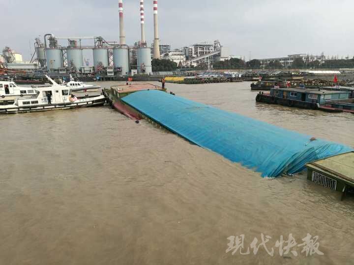 千吨货船撞上船闸顷刻沉没 船上还有3名船员……