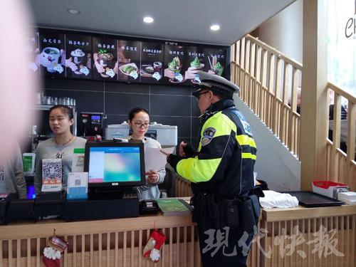 电动车违停占道 市民投诉12345交警及时处置