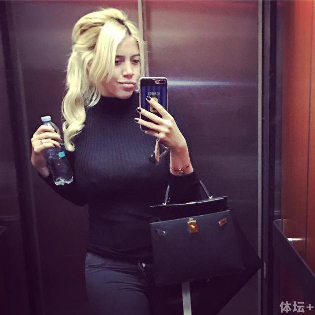 国米王牌艳妻裸拍就为炫大胸 镜前掀衣喂孩子奶