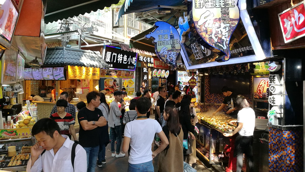德信官方网站50后、00后都在排队！老字号美食、经典建筑、宝藏小店……这条马路太好逛吃穿文娱全搞定！